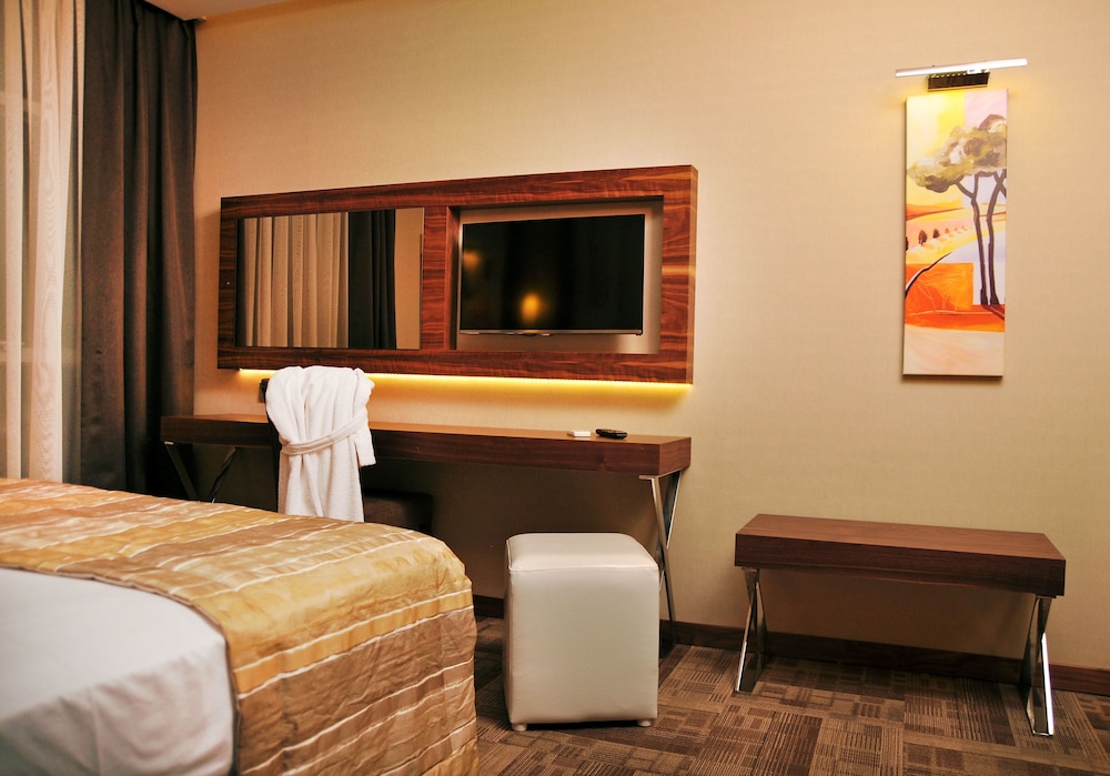 Avin Hotel 8/20