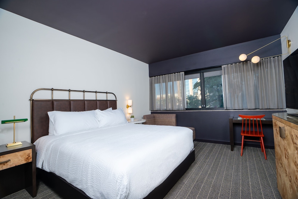 ROOM, KING BED