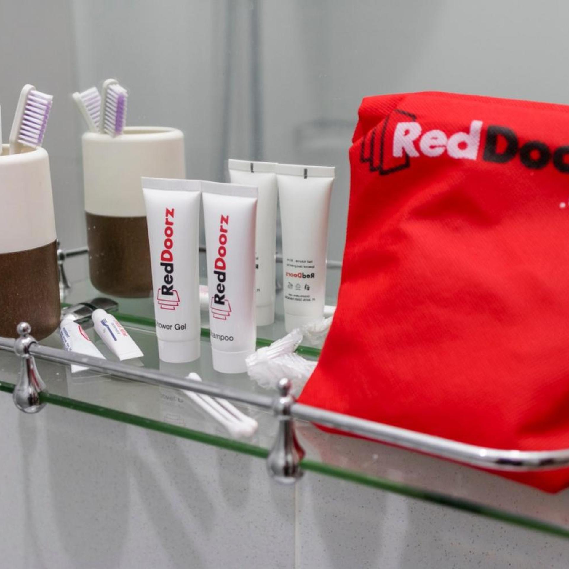 RedDoorz Plus near Tugu Mercusuar Anyer 26/50