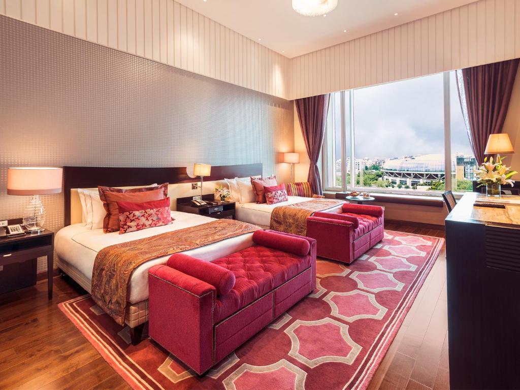 Club, Twin Beds, City View