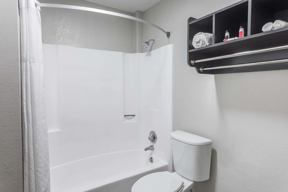 Days Inn By Wyndham Goose Creek 10/31