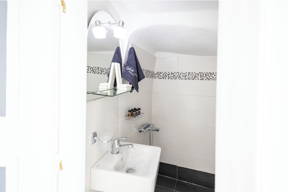 White Side Suites 48/50