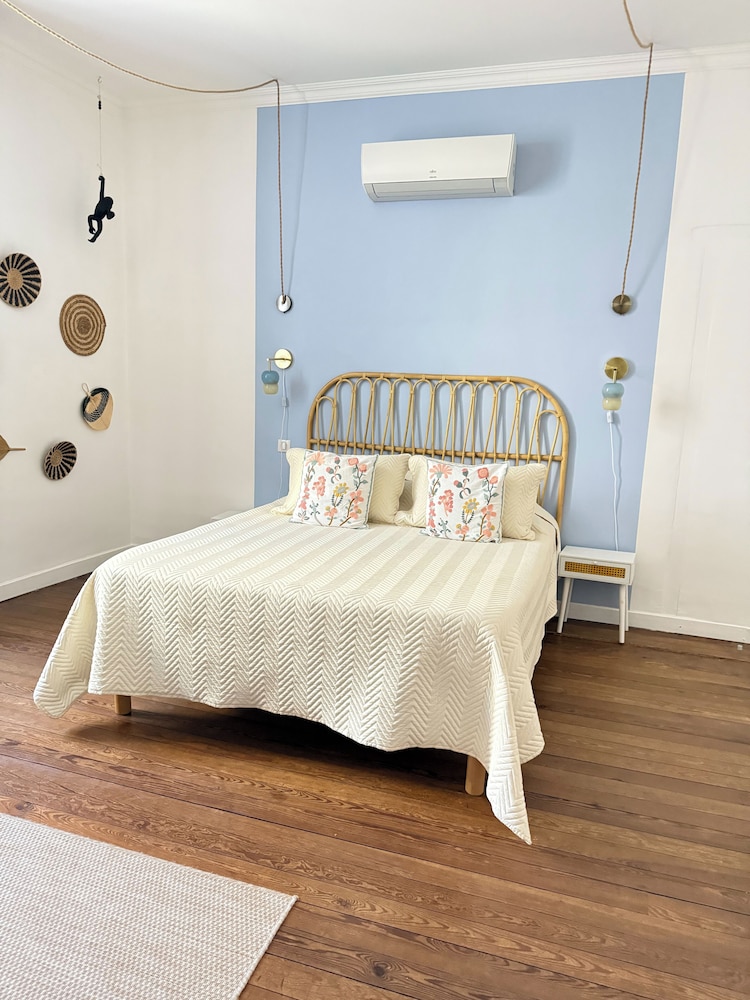 Junior, Queen Bed, Sofa