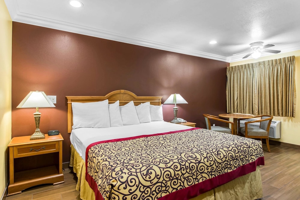 Rodeway Inn Cypress - Buena Park 12/32