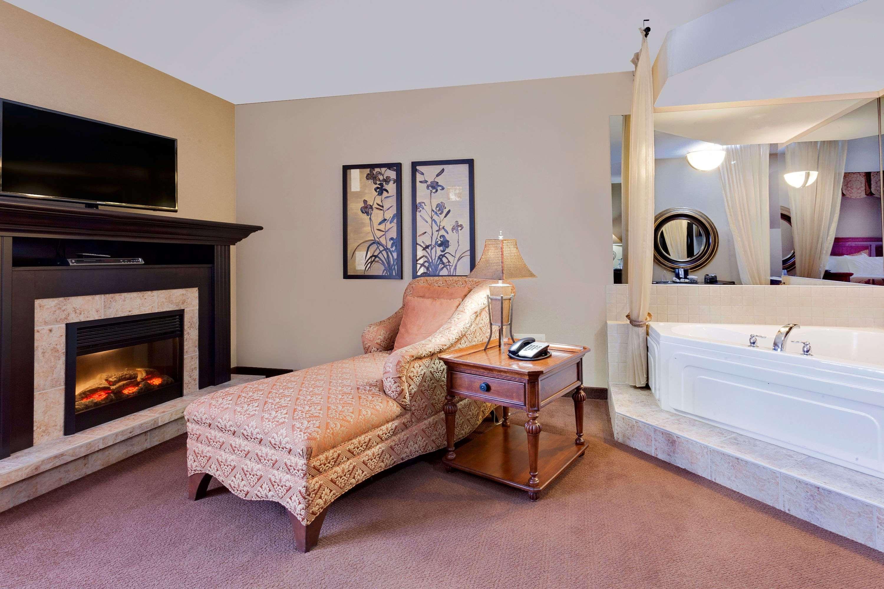 Suite, King Bed, Hot Tub