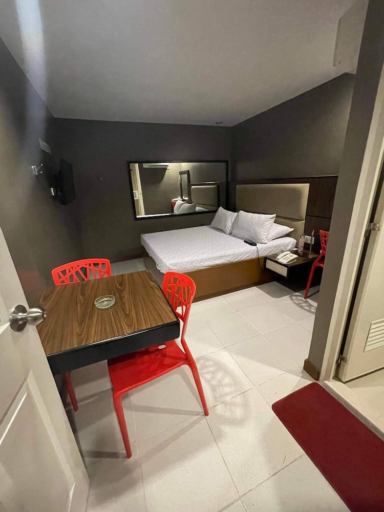EXECUTIVE, QUEEN BED