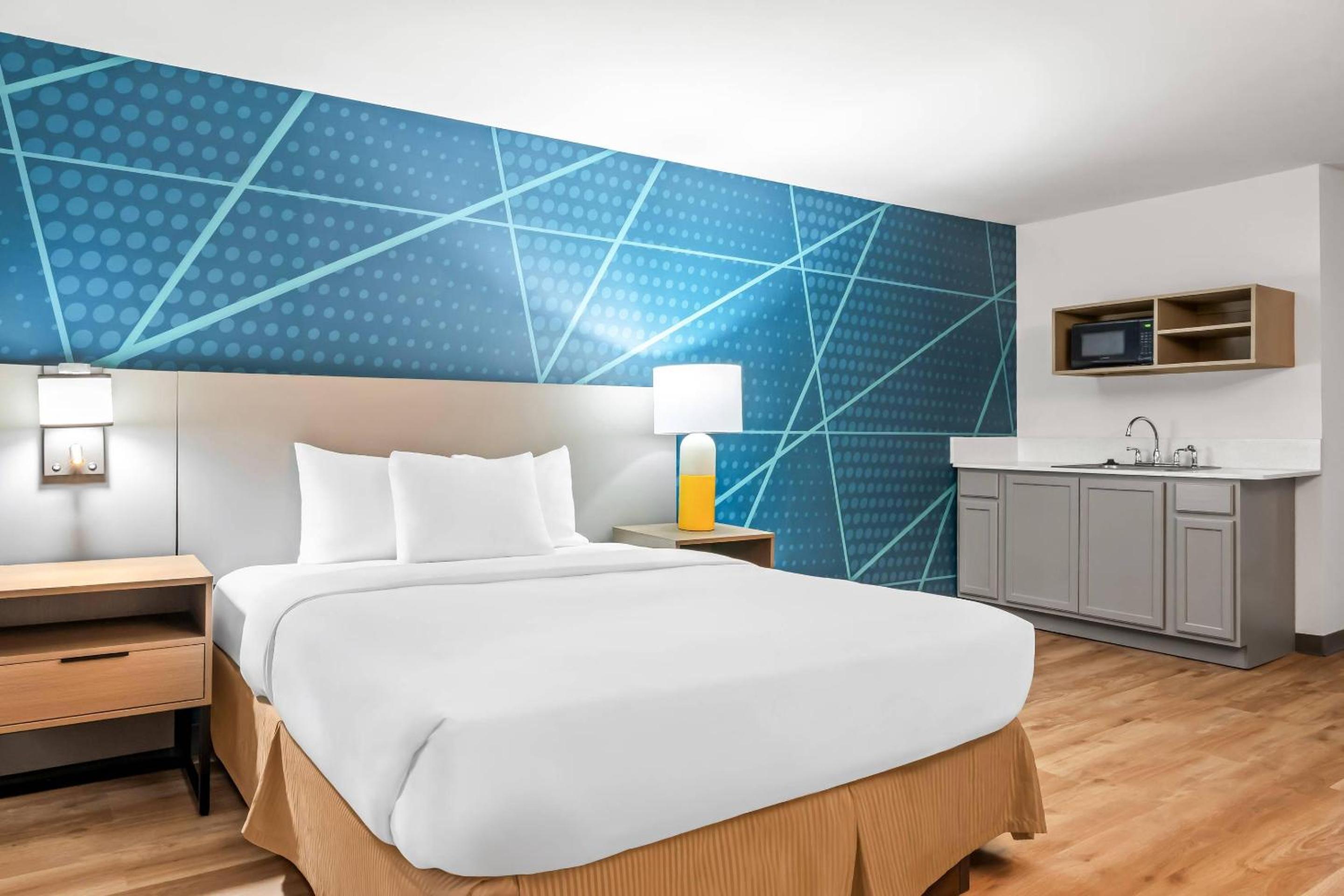 Efficiency, Queen Bed, Accessible