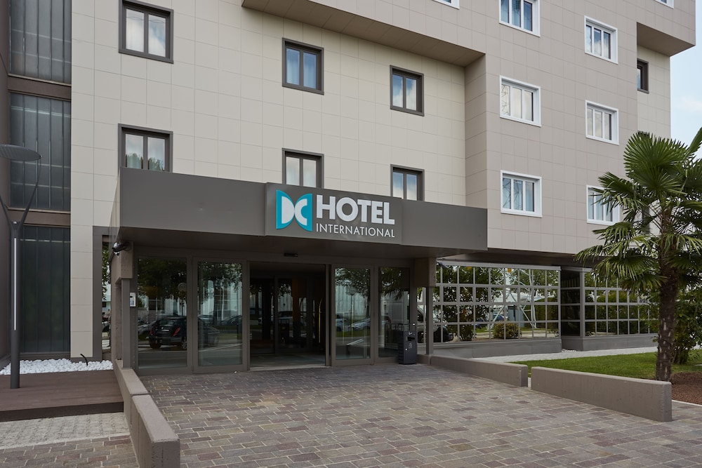 DC Hotel International 62/64