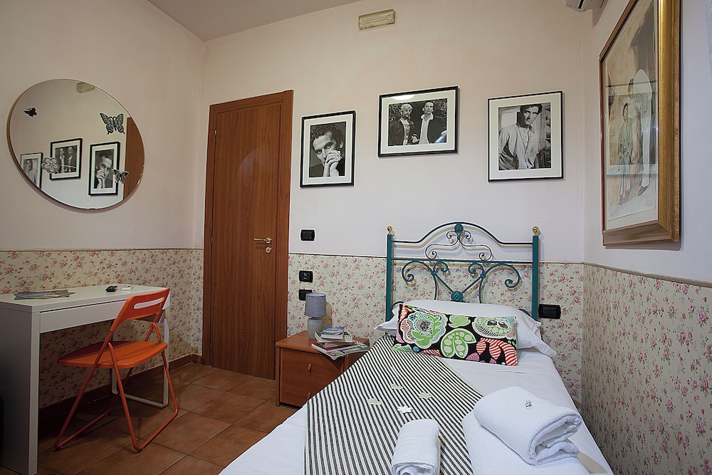 Hotel Cine Holiday 29/66