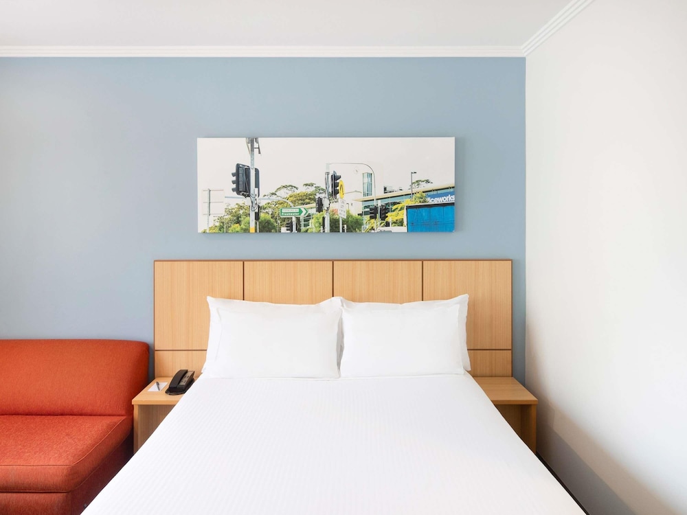 SUPERIOR, QUEEN BED