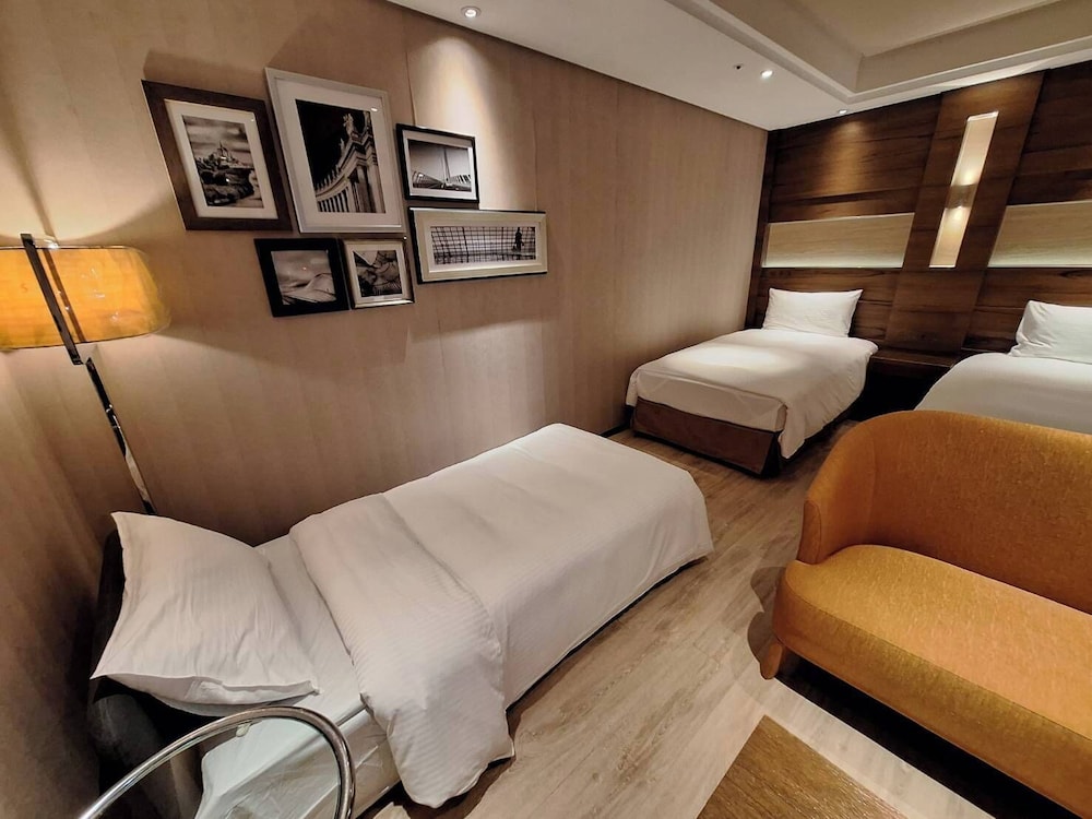 Room, Quadruple, 3 Beds, No Window, Sofa