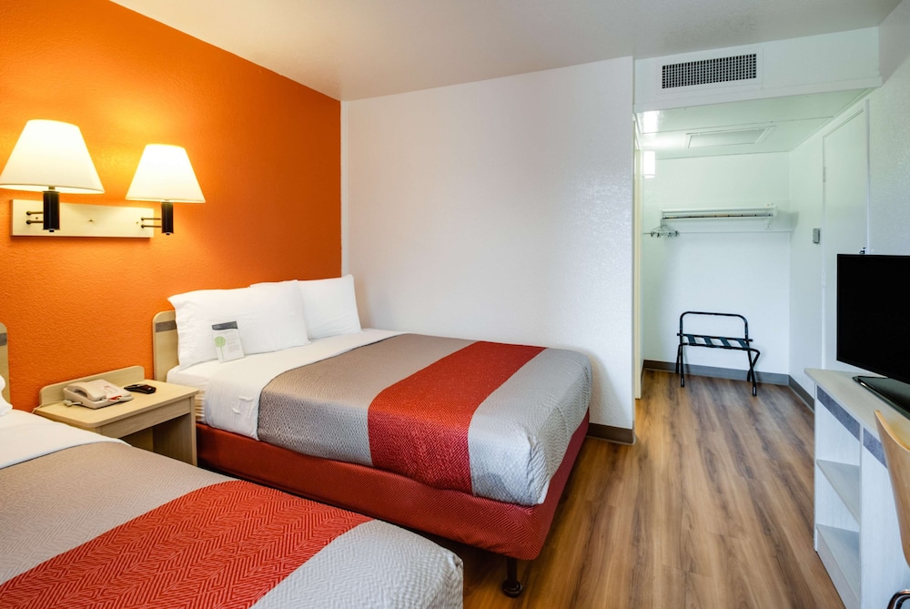 Motel6 Lenexa, KS - Kansas City Southwest 16/44