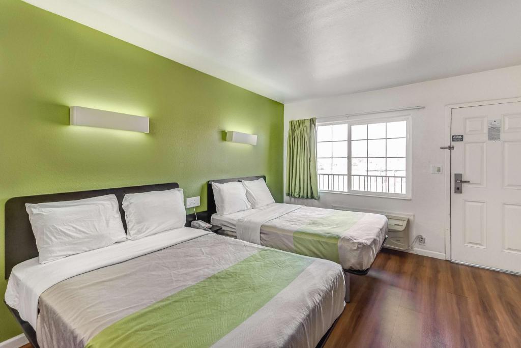 2 Queen Beds - Non-Smoking, Micfridge
