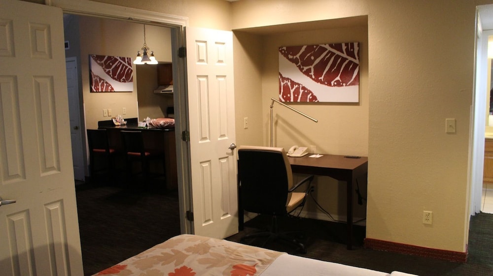Hawthorn Suites By Wyndham Wichita East 7/35