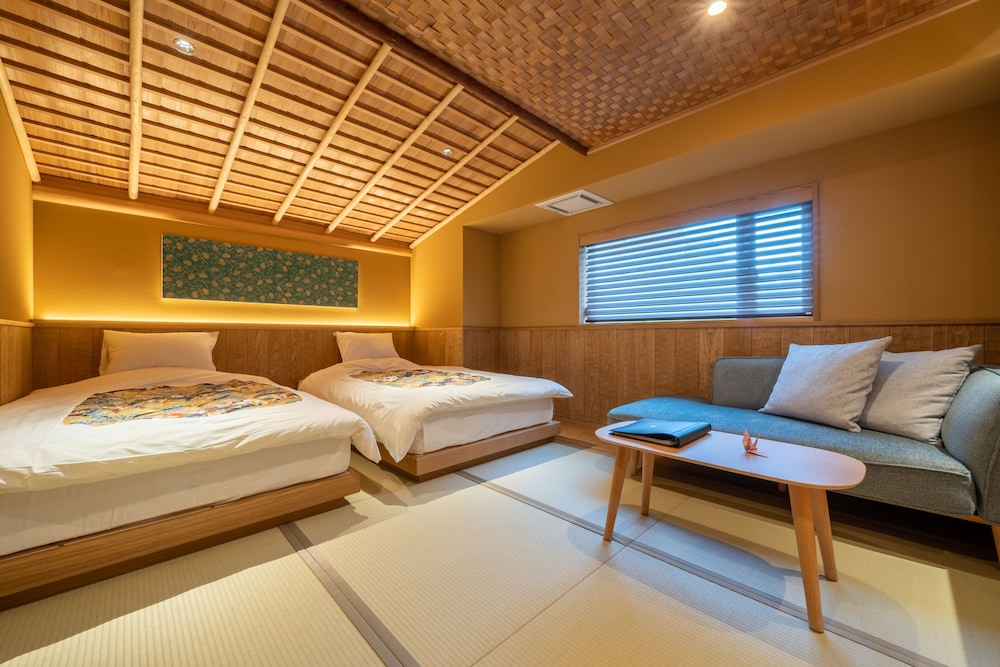 LUXURY, TWIN BEDS
