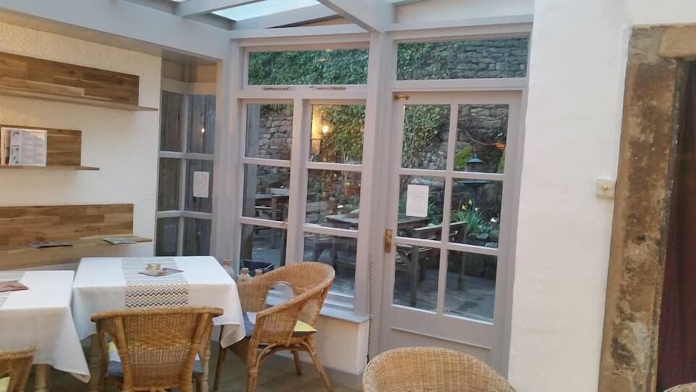 The Old Well Inn 34/40