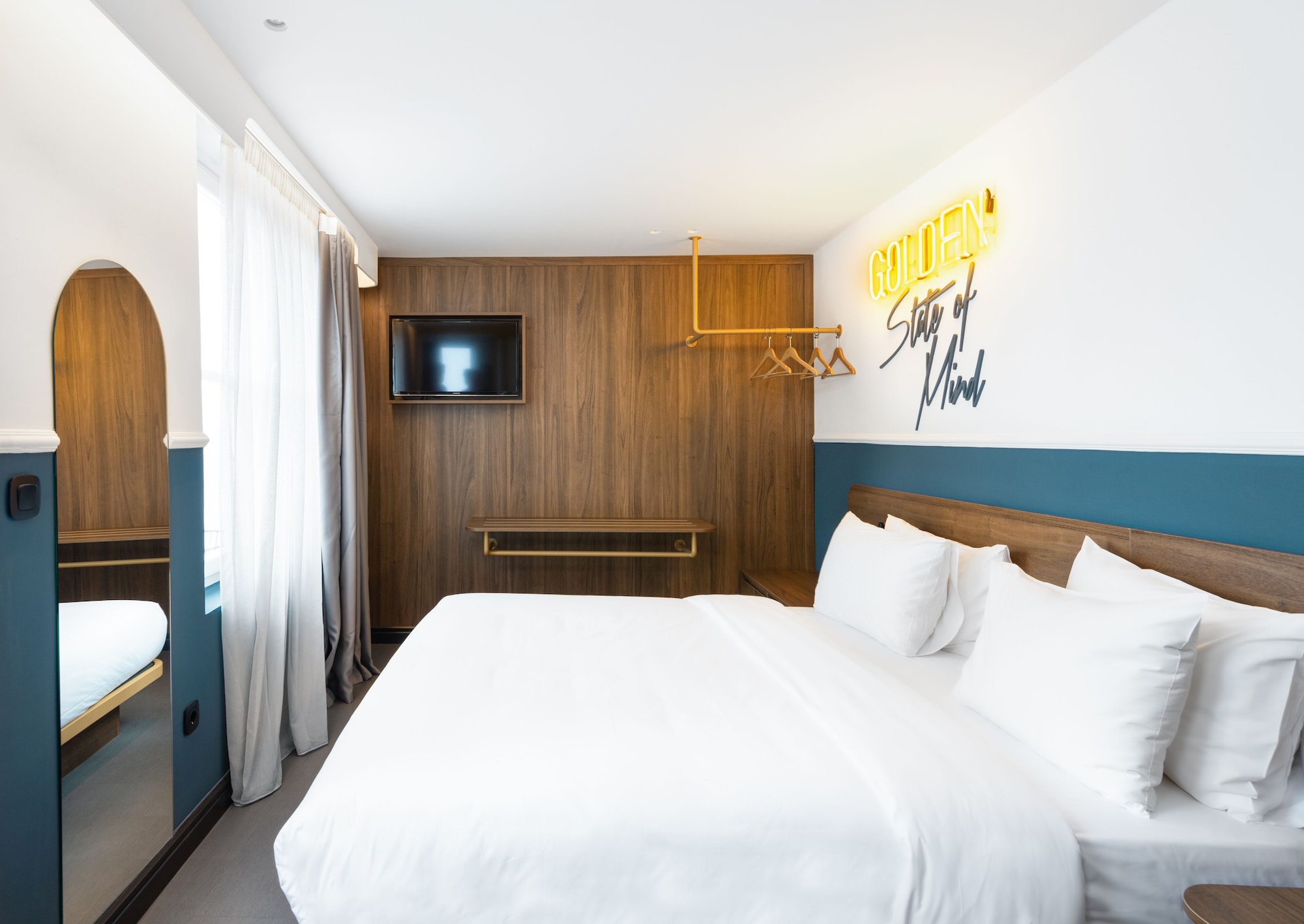 SUITE, KING BED, DOUBLE AND TWIN BEDS