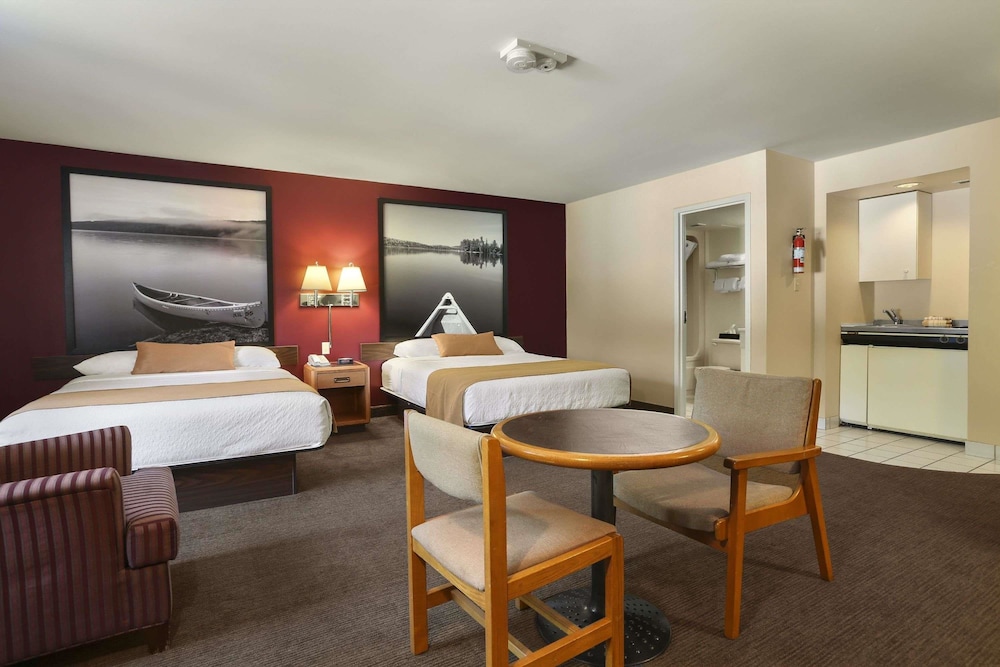 Super 8 by Wyndham North Bay 18/27