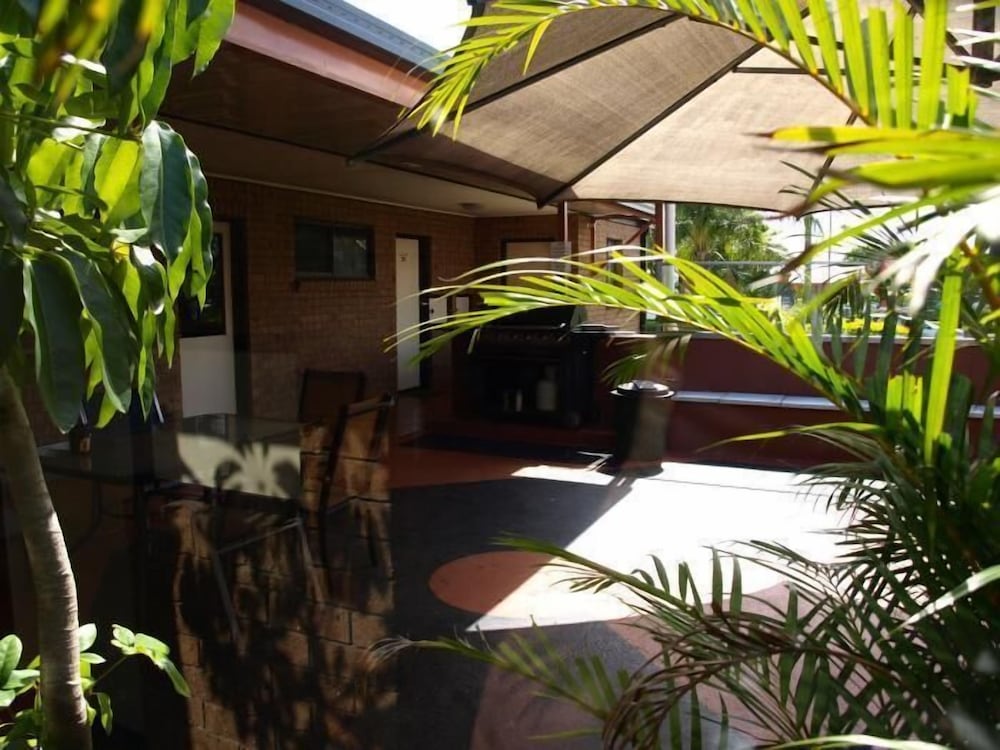Lancaster Court Motel 39/43