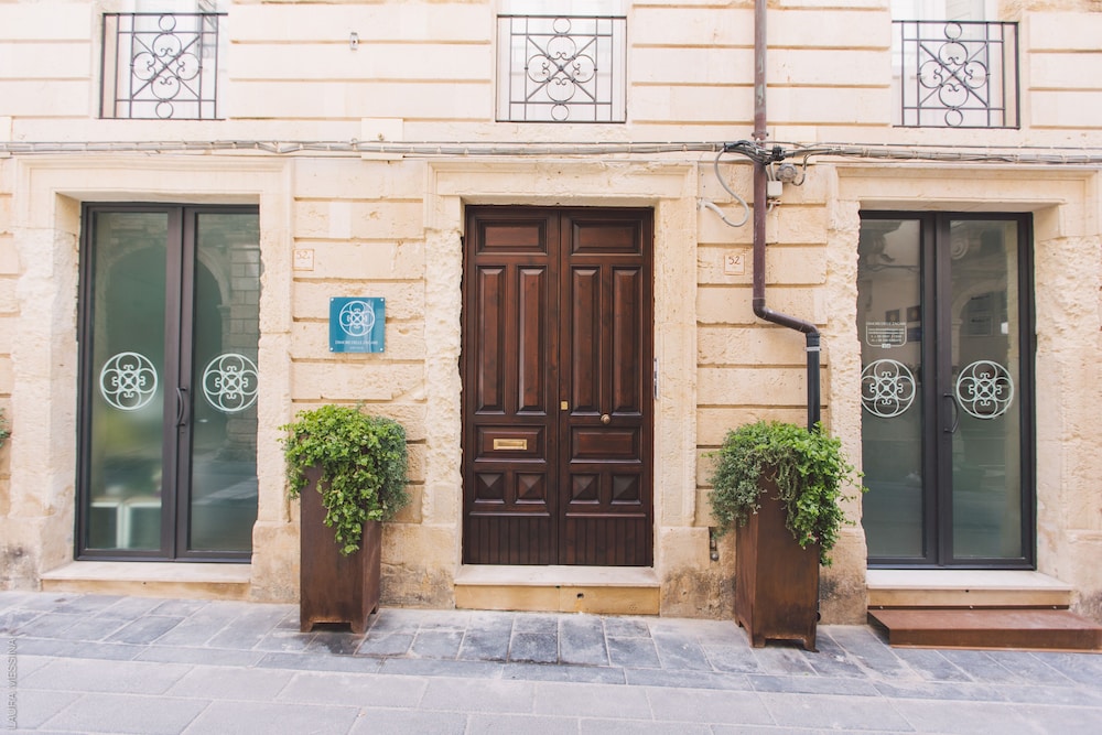 Lemoni Suite 2/56
