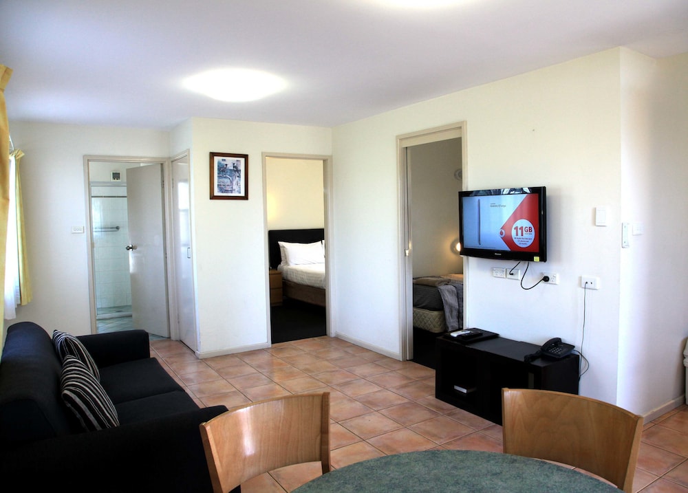 TRAVELLERS MOTOR VILLAGE 30/50