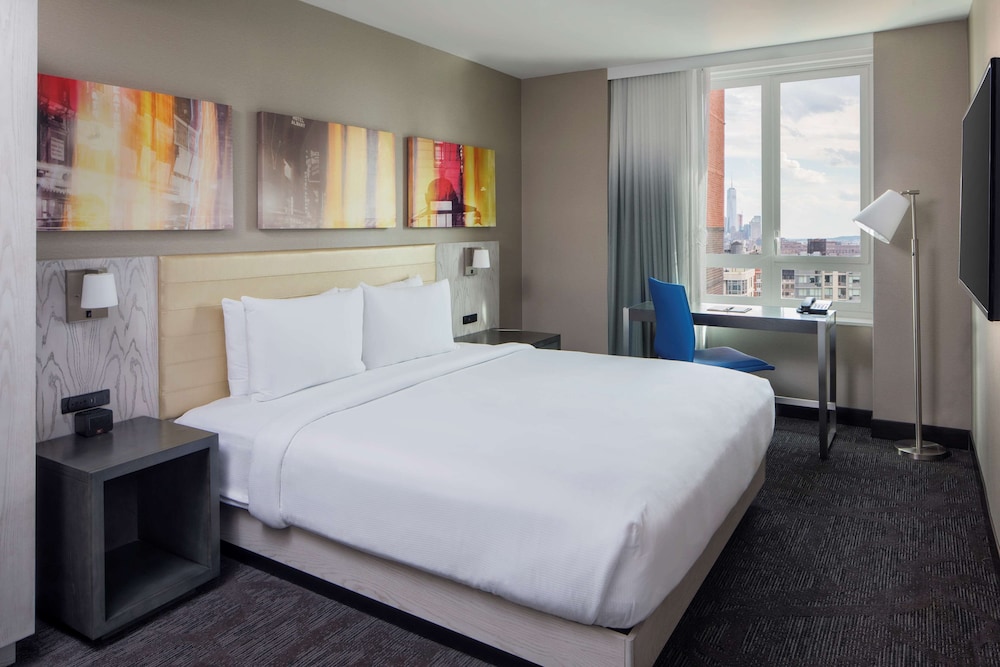 ROOM, KING BED