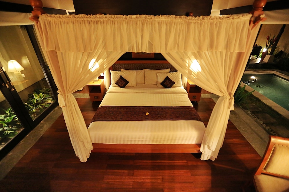 THE SANYAS SUITE 32/72