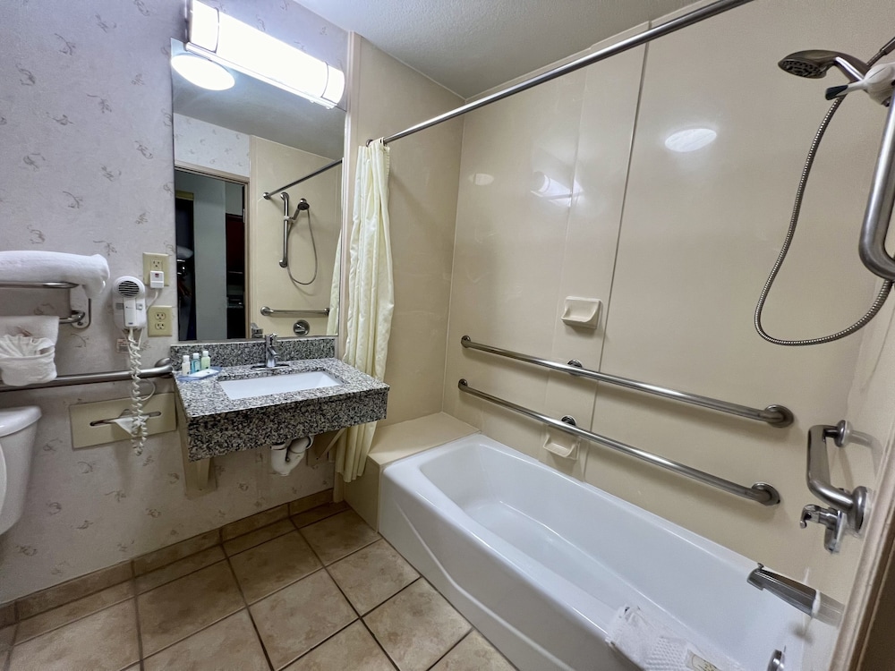 Quality Inn and Suites Near University 37/39