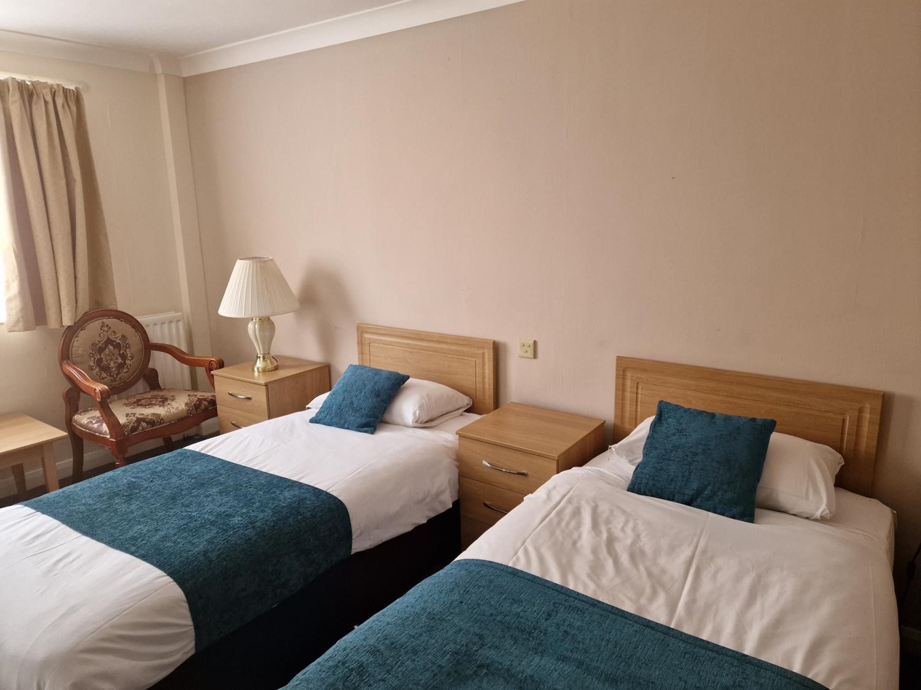 ROOM, SINGLE