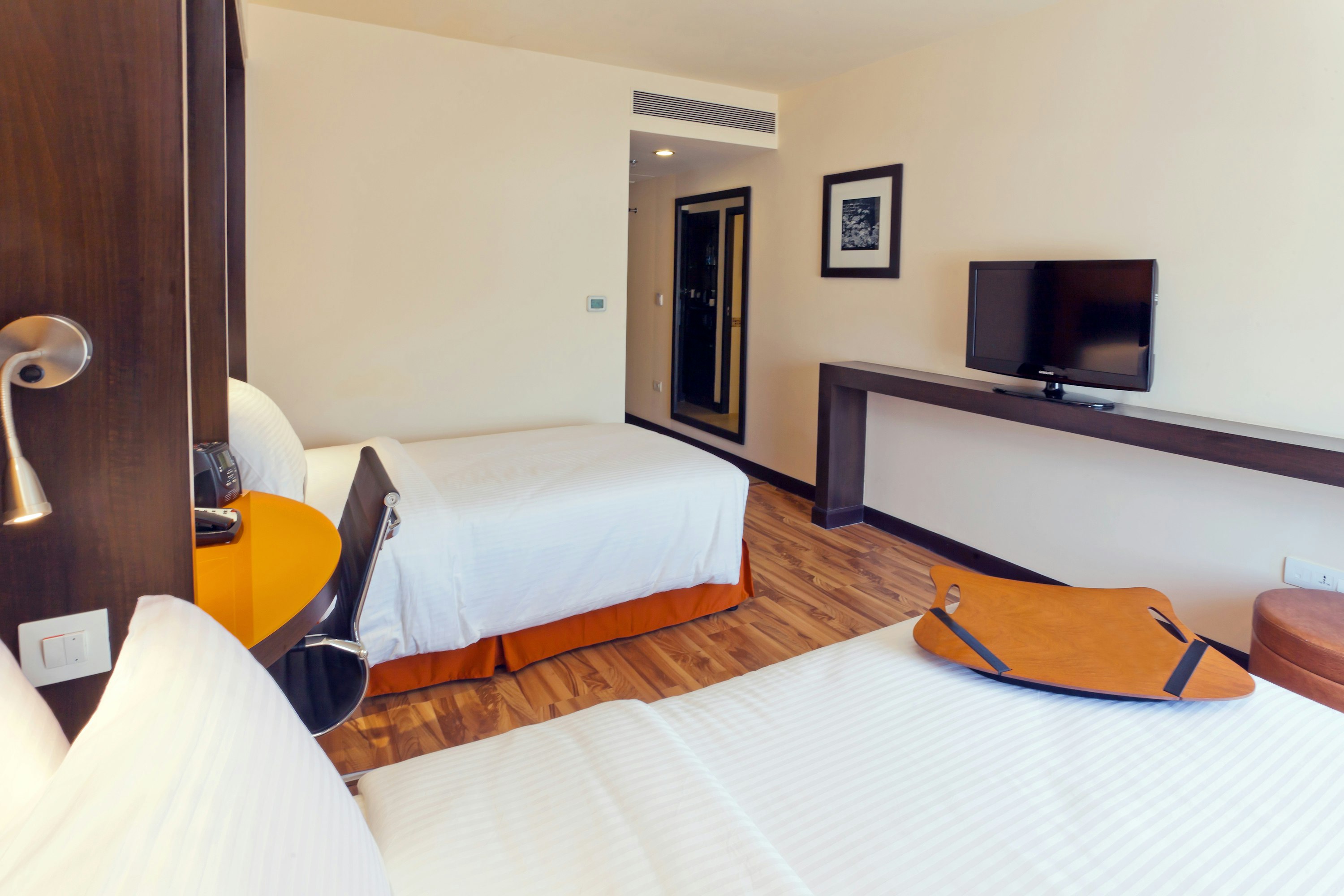 ROOM, TWIN BEDS
