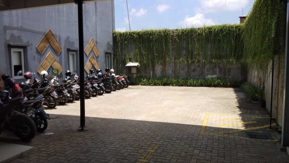 Green Red Hotel Syariah Jombang 70/73