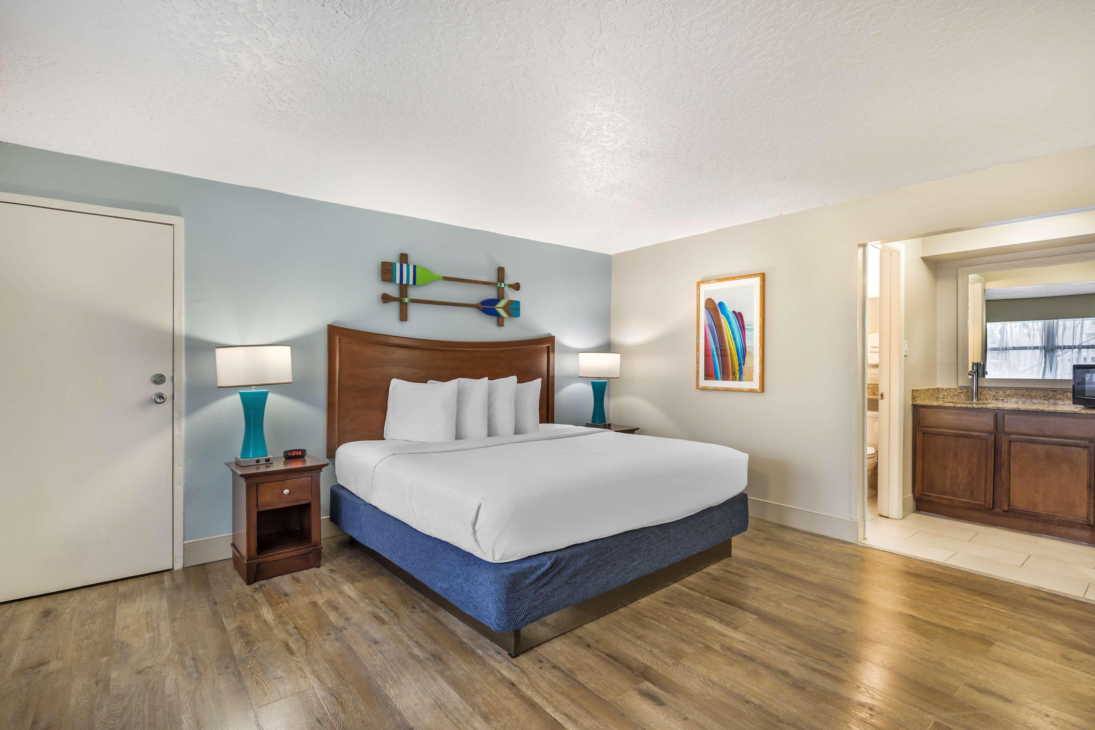 Exterior, Garden, Courtyard, King Bed, Exterior Entrance