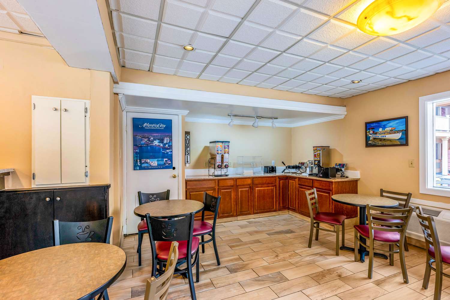 Econo Lodge Beach And Boardwalk 11/14