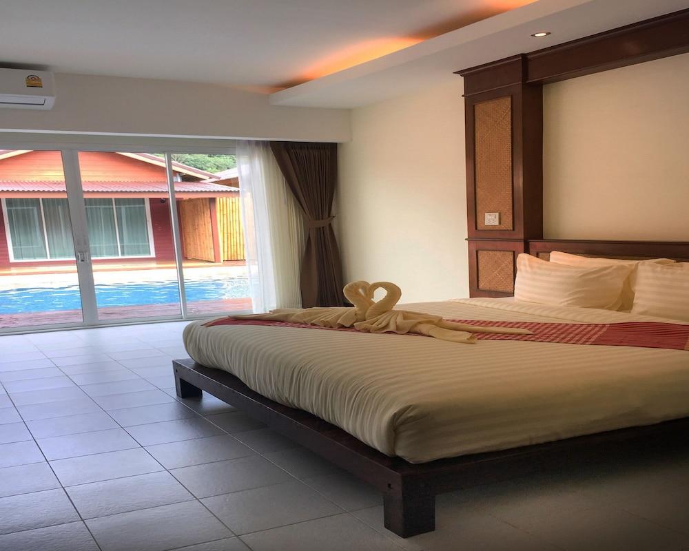 Bungalow, Pool Access