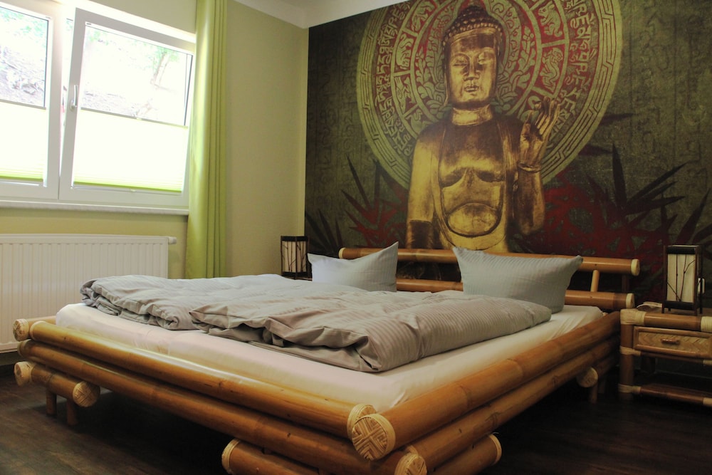Theme, Double Bed