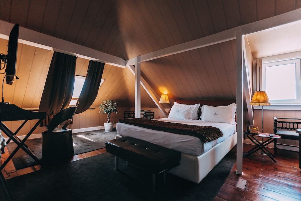 Royal, Queen Bed, City View
