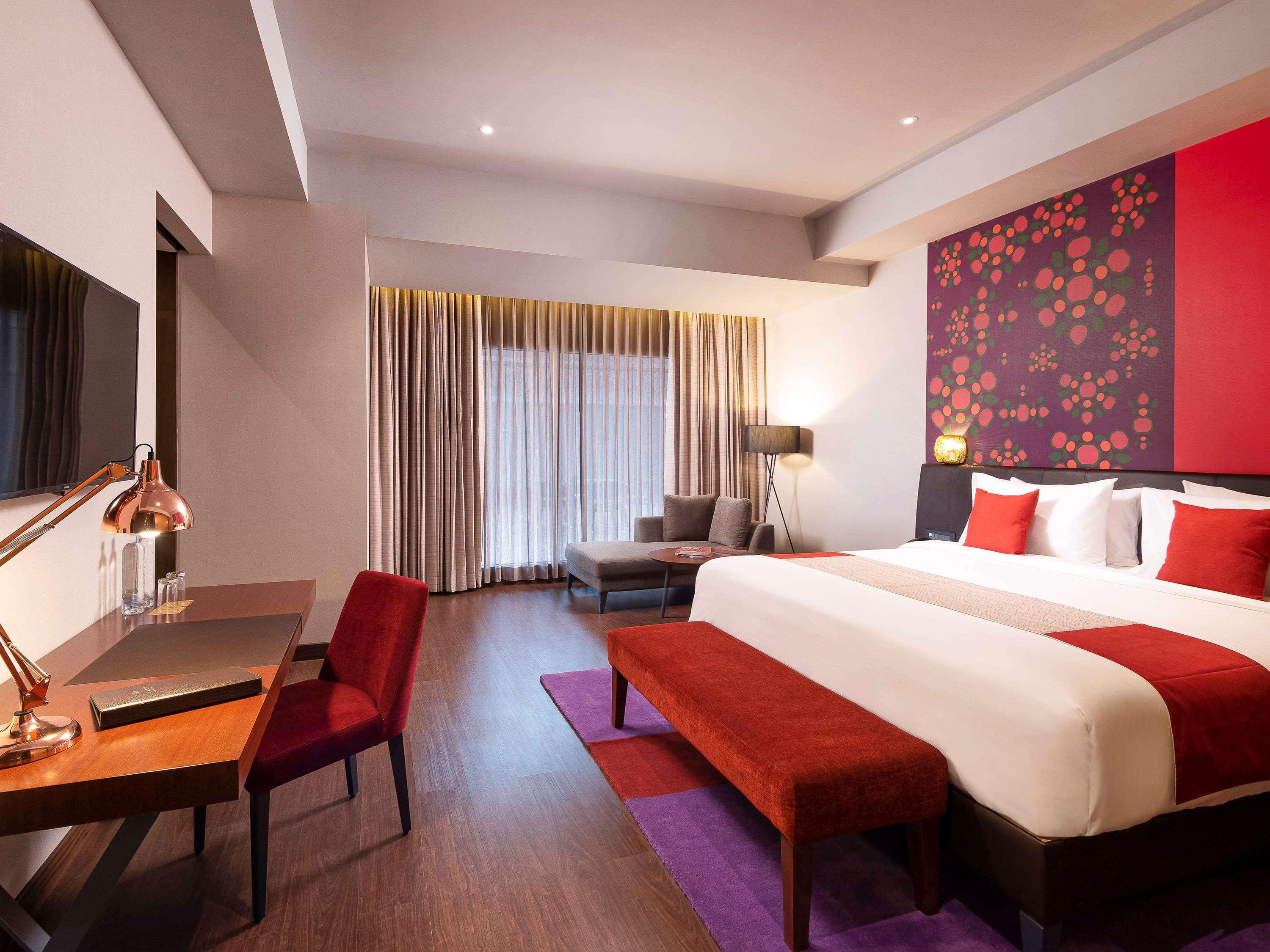 EXECUTIVE, KING BED