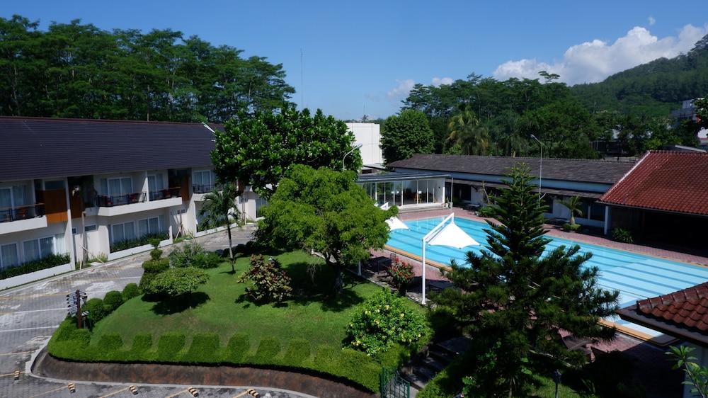 Front One Resort Magelang 41/50