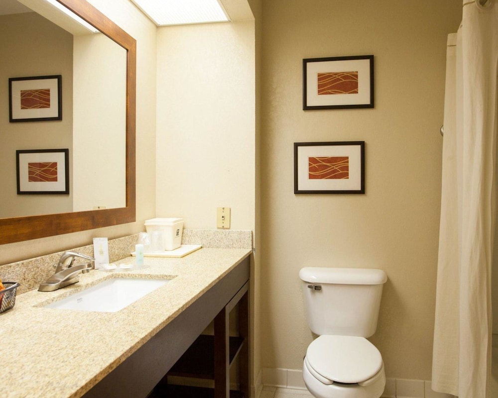 Quality Inn & Suites I-40 East 59/59