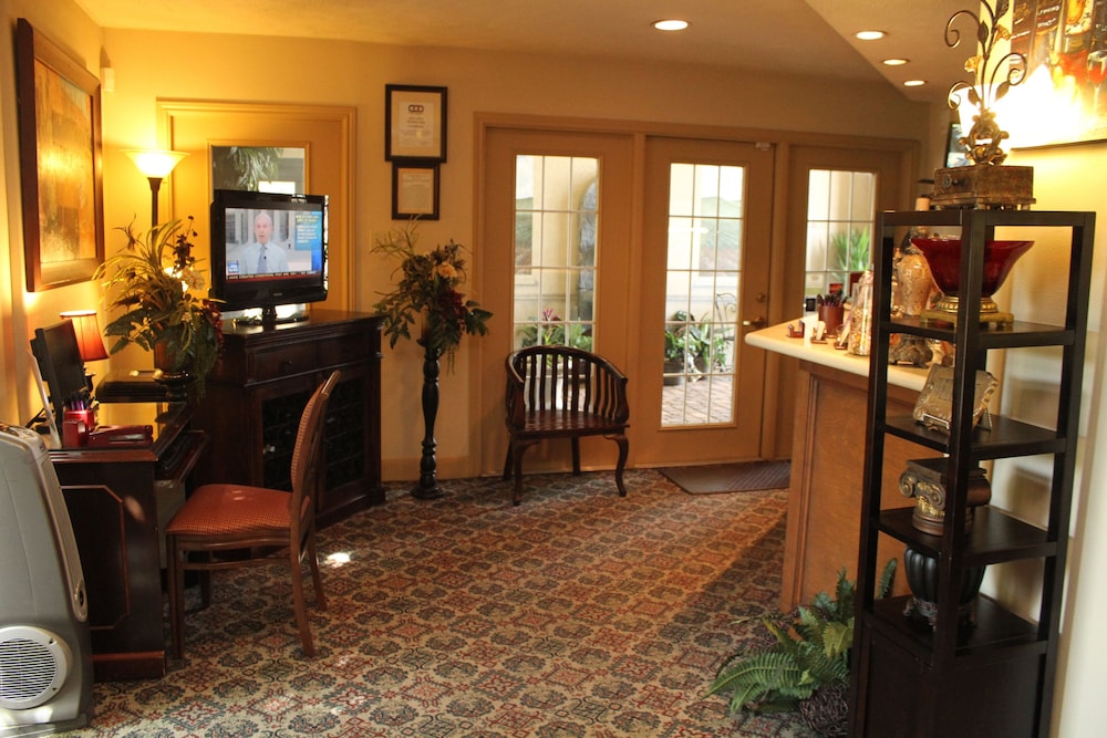 Vineyard Court Designer Suites Hotel 34/56