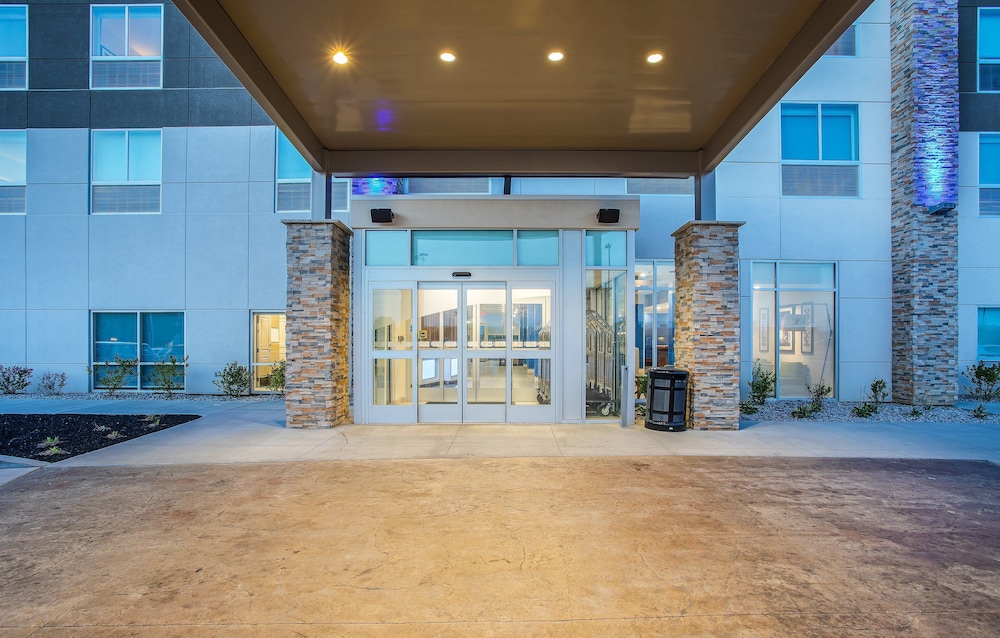 Holiday Inn Express & Suites Lexington W - Versailles 42/70