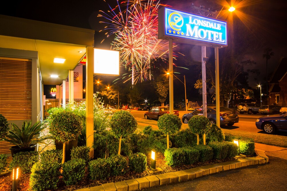 HAMILTON LONSDALE MOTEL 3/58