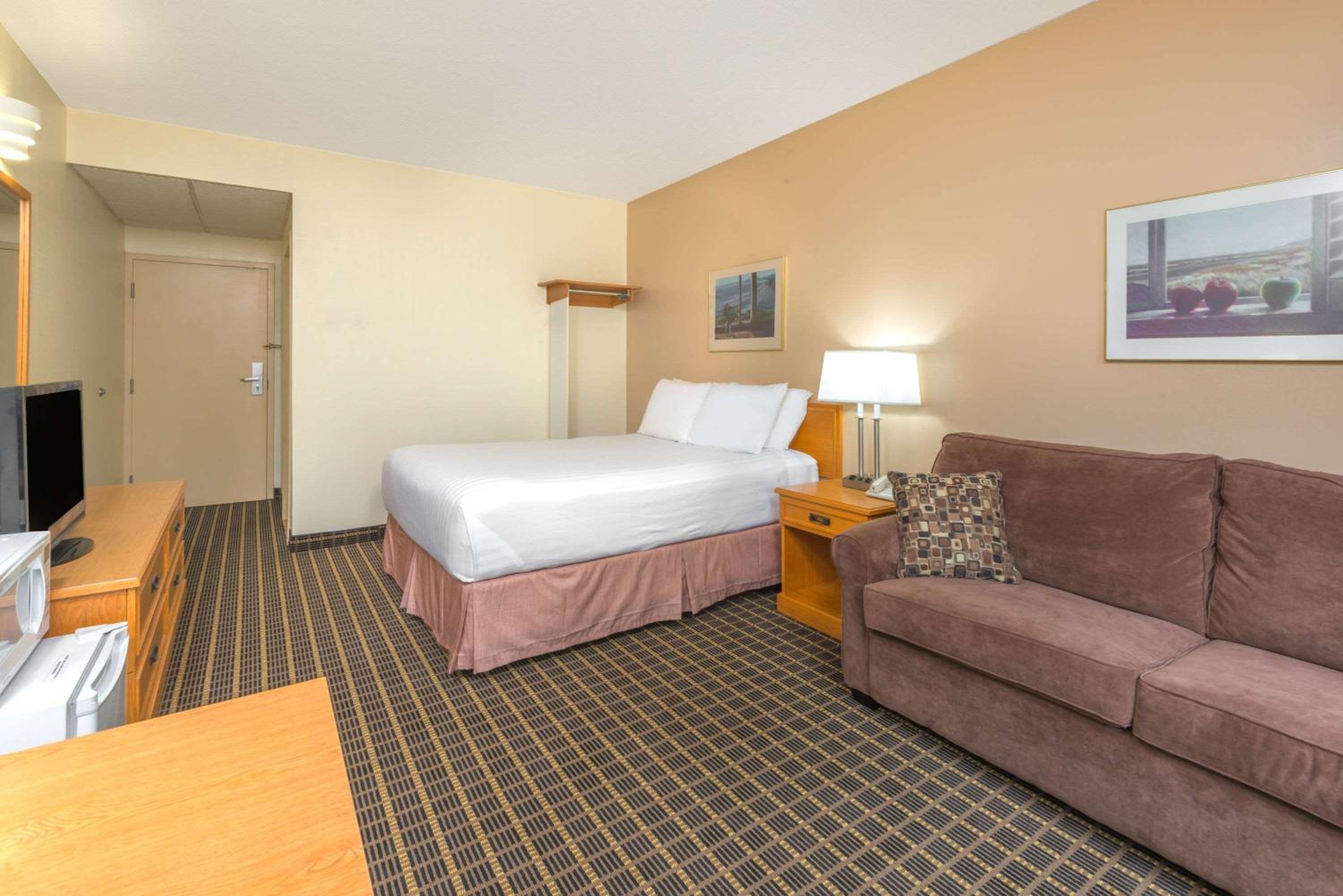Howard Johnson by Wyndham Tillsonburg 19/28