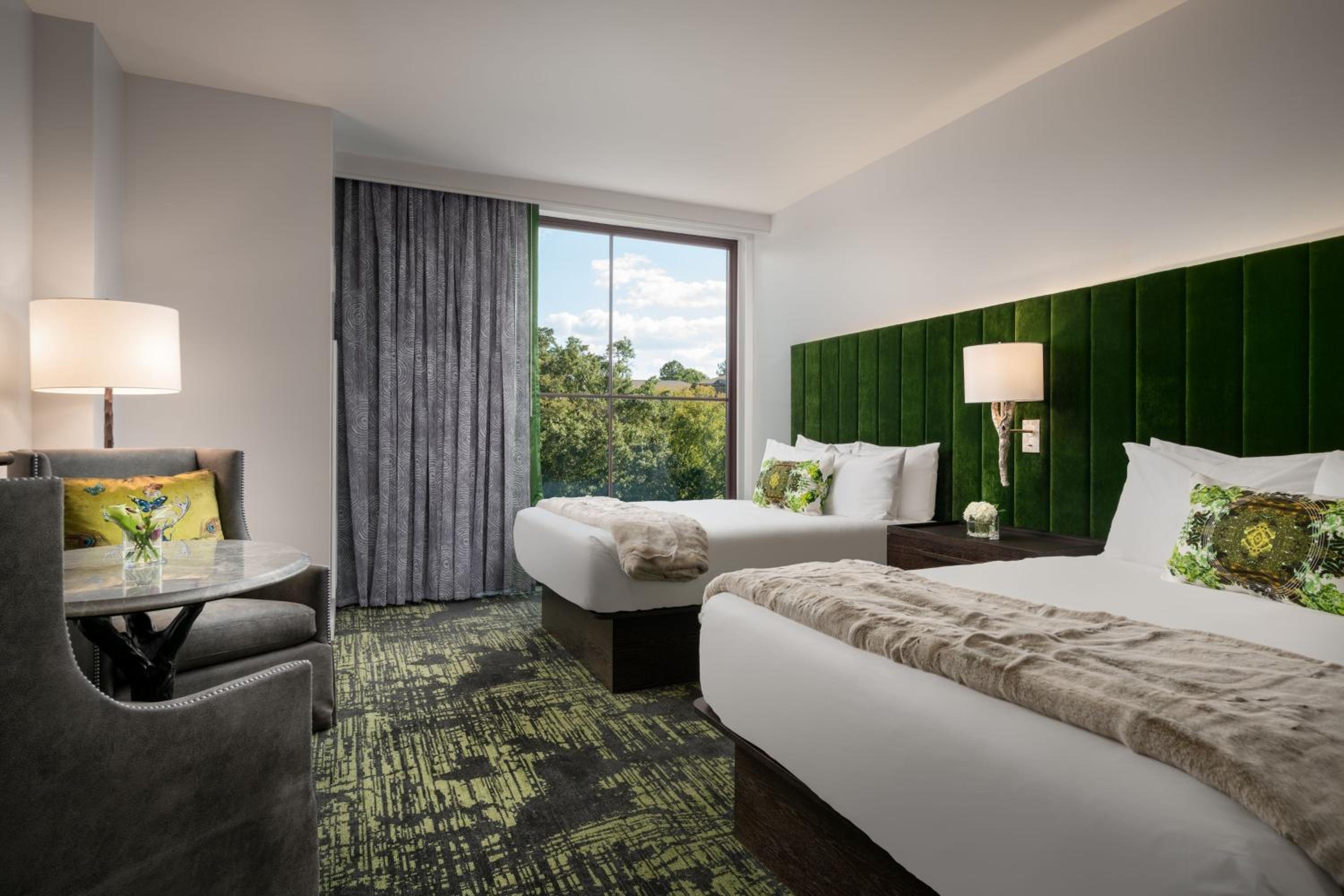 Room, 2 Queen Beds, Falls View, Bathtub, Accessible