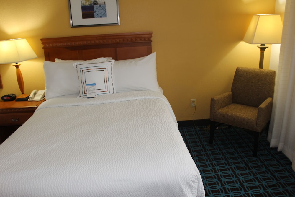 Fairfield Inn Suites Kansas City Liberty 8/40