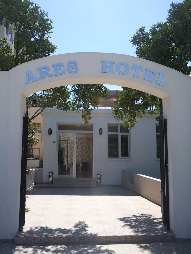 Ares Hotels 3/33