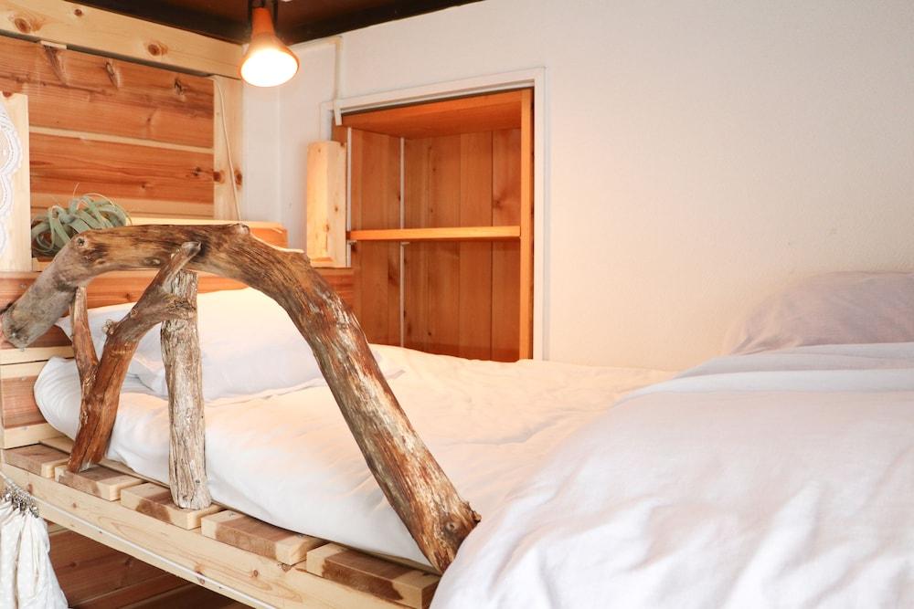 FEMALE ONLY, 2 BUNK BEDS