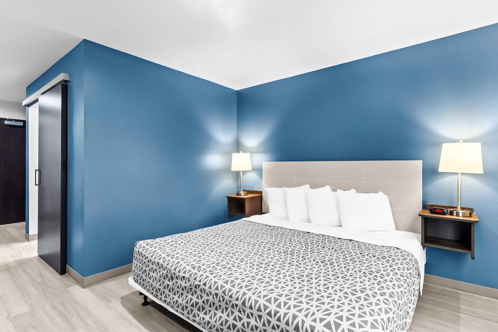 Suite, King Bed, Accessible