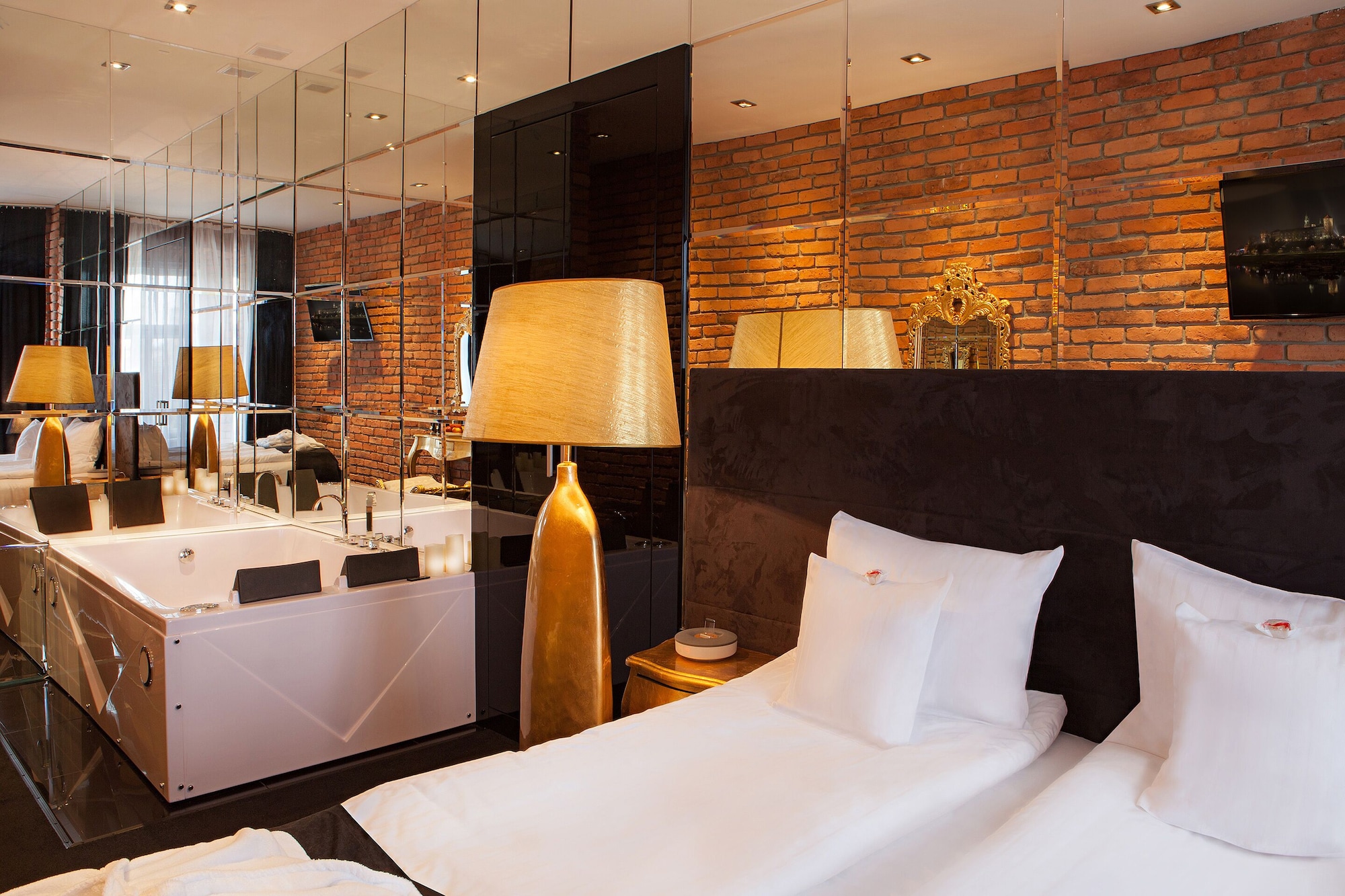 DELUXE, KING BED, JETTED TUB