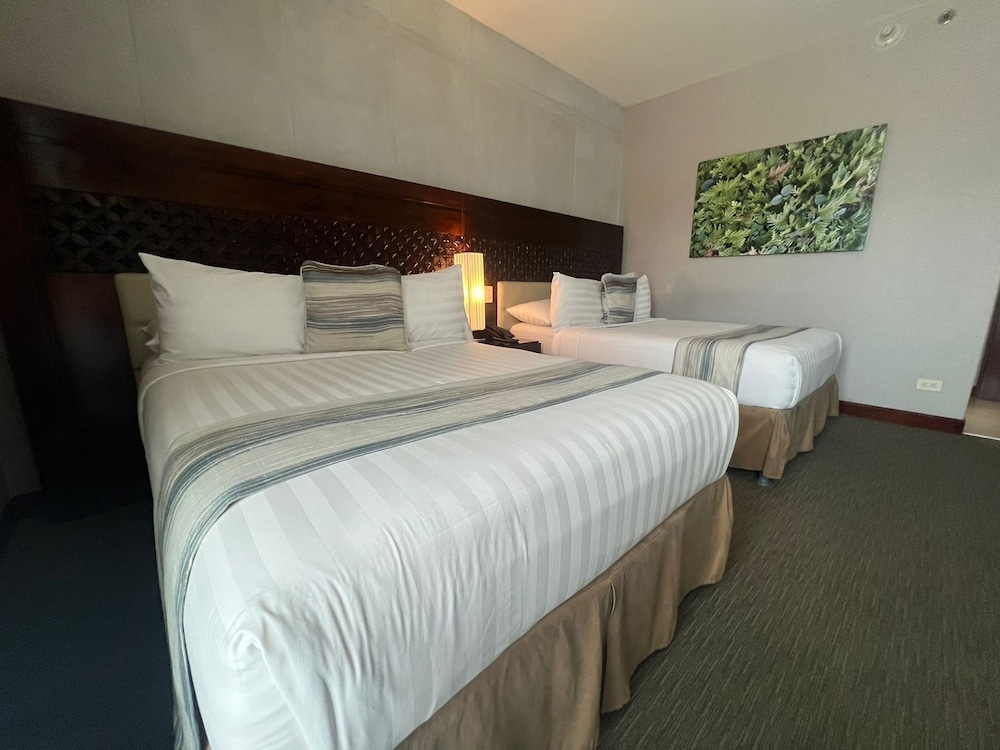DELUXE, 2 DOUBLE BEDS
